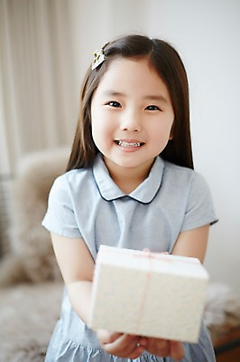 포토 JPG 스튜디오촬영 라이프스타일 여자 어린이라이프 어린이 모션 실내 선물 한명 서기 미소 들기 사람 동양인 소녀 상반신 앞모습 선물상자 한국인 주기 여자만 여자한명만 어린이만 소녀만 소녀한명만 국내포토 1 뷰포인트 표정 인종 내부 생활 상자 파일형식