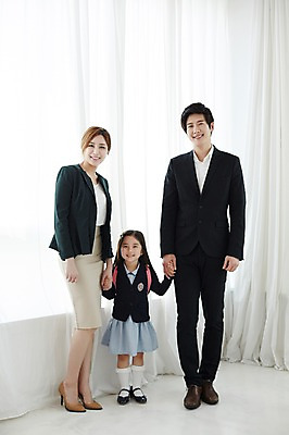 포토 JPG 스튜디오촬영 전신 라이프스타일 여자 남자 딸 교복 어린이 가족 모션 엄마 실내 서기 미소 사람 동양인 정장 소녀 성인 앞모습 세명 30대 손잡기 한국인 가족라이프 아빠 국내포토 옷 뷰포인트 관계 표정 인종 내부 생활 장년 파일형식