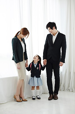 포토 JPG 스튜디오촬영 전신 라이프스타일 여자 남자 딸 교복 어린이 가족 모션 엄마 실내 서기 미소 사람 동양인 정장 소녀 성인 앞모습 세명 30대 손잡기 한국인 올려보기 가족라이프 아빠 국내포토 옷 뷰포인트 관계 표정 인종 내부 생활 장년 파일형식
