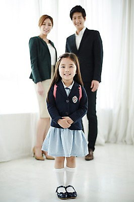 포토 JPG 스튜디오촬영 전신 라이프스타일 여자 남자 딸 교복 어린이 가방 가족 모션 엄마 실내 서기 미소 사람 동양인 정장 소녀 성인 앞모습 세명 30대 한국인 가족라이프 아빠 손모으기 국내포토 잡화 옷 뷰포인트 관계 표정 인종 손짓 내부 생활 장년 파일형식