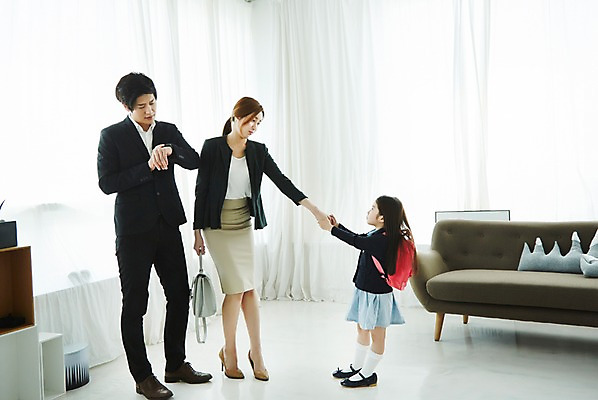 포토 JPG 스튜디오촬영 전신 라이프스타일 여자 남자 딸 교복 어린이 가족 모션 엄마 실내 서기 사람 동양인 정장 소녀 성인 앞모습 옆모습 세명 30대 소파 손잡기 한국인 가족라이프 아빠 당기기 출근 국내포토 옷 뷰포인트 의자 관계 인종 내부 생활 장년 출퇴근 파일형식