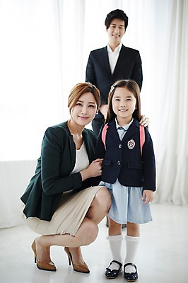 포토 JPG 스튜디오촬영 전신 라이프스타일 여자 남자 딸 교복 어린이 가족 모션 엄마 실내 서기 미소 사람 앉기 동양인 정장 소녀 성인 앞모습 세명 30대 다정 한국인 가족라이프 아빠 국내포토 옷 뷰포인트 컨셉 관계 표정 인종 내부 생활 장년 파일형식