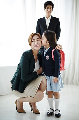 포토 JPG 스튜디오촬영 전신 라이프스타일 여자 남자 딸 교복 어린이 가족 모션 엄마 키스 실내 서기 미소 사람 앉기 동양인 정장 소녀 성인 옆모습 세명 30대 다정 한국인 가족라이프 아빠 국내포토 옷 뷰포인트 컨셉 관계 표정 인종 내부 생활 장년 애정표현 파일형식