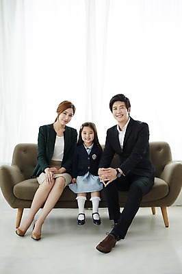 포토 JPG 스튜디오촬영 전신 라이프스타일 여자 남자 딸 교복 어린이 가족 모션 엄마 실내 미소 사람 앉기 동양인 정장 소녀 성인 앞모습 세명 30대 소파 다정 한국인 가족라이프 아빠 국내포토 옷 뷰포인트 컨셉 의자 관계 표정 인종 내부 생활 장년 파일형식