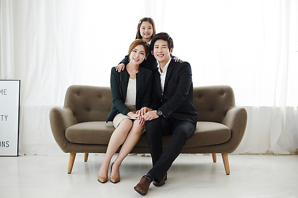 포토 JPG 스튜디오촬영 전신 라이프스타일 여자 남자 딸 교복 어린이 가족 모션 엄마 실내 서기 미소 사람 앉기 동양인 정장 소녀 성인 앞모습 세명 30대 소파 다정 한국인 가족라이프 아빠 국내포토 옷 뷰포인트 컨셉 의자 관계 표정 인종 내부 생활 장년 파일형식