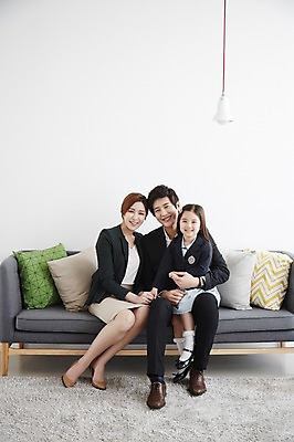 포토 JPG 스튜디오촬영 전신 라이프스타일 여자 남자 딸 어린이 가족 안기 모션 엄마 실내 미소 사람 앉기 동양인 소녀 성인 앞모습 세명 30대 소파 다정 한국인 가족라이프 아빠 국내포토 뷰포인트 컨셉 의자 관계 표정 인종 내부 생활 장년 파일형식