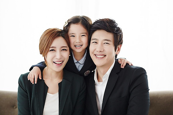 포토 JPG 스튜디오촬영 라이프스타일 여자 남자 딸 교복 어린이 가족 모션 엄마 실내 미소 사람 앉기 동양인 정장 소녀 상반신 성인 앞모습 세명 30대 소파 다정 한국인 가족라이프 아빠 국내포토 옷 뷰포인트 컨셉 의자 관계 표정 인종 내부 생활 장년 파일형식