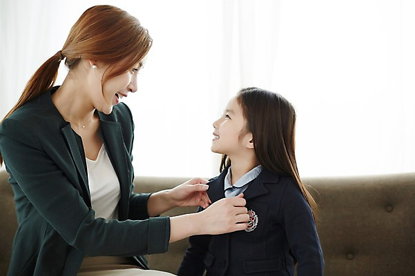 포토 JPG 스튜디오촬영 라이프스타일 응시 여자 딸 교복 어린이 가족 모션 모녀 엄마 실내 미소 사람 앉기 동양인 정장 소녀 상반신 성인 두명 옆모습 30대 소파 마주보기 한국인 가족라이프 여자만 국내포토 시선 옷 뷰포인트 의자 관계 표정 인종 내부 생활 장년 파일형식