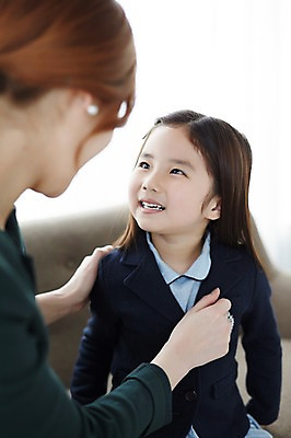 포토 JPG 스튜디오촬영 라이프스타일 여자 딸 교복 어린이 가족 모션 모녀 엄마 실내 미소 사람 앉기 동양인 정장 소녀 상반신 성인 두명 30대 소파 마주보기 다정 한국인 가족라이프 여자만 국내포토 옷 컨셉 의자 관계 표정 인종 내부 생활 장년 파일형식