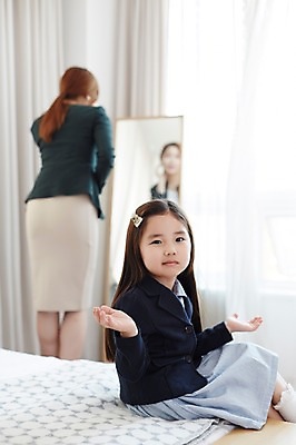 포토 JPG 스튜디오촬영 라이프스타일 여자 딸 어린이 가족 모션 모녀 엄마 출입구 실내 서기 사람 앉기 동양인 손짓 소녀 상반신 성인 두명 장식 30대 침실 거울 한국인 침대 가족라이프 기다림 외출 준비 여자만 국내포토 가구 관계 인종 내부 생활 장년 파일형식