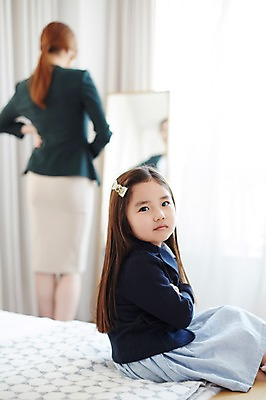 포토 JPG 스튜디오촬영 라이프스타일 여자 딸 교복 어린이 가족 모션 모녀 엄마 출입구 실내 서기 사람 앉기 동양인 정장 소녀 상반신 성인 두명 옆모습 뒷모습 장식 30대 침실 거울 한국인 침대 가족라이프 기다림 외출 준비 여자만 국내포토 옷 뷰포인트 가구 관계 인종 내부 생활 장년 파일형식