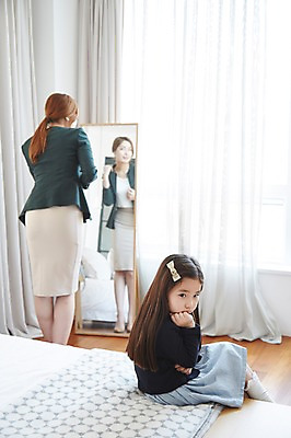 포토 JPG 스튜디오촬영 라이프스타일 여자 딸 교복 어린이 가족 모션 모녀 엄마 출입구 실내 서기 사람 앉기 동양인 정장 소녀 상반신 성인 두명 옆모습 뒷모습 장식 30대 턱괴기 침실 거울 한국인 침대 가족라이프 기다림 외출 준비 여자만 국내포토 옷 뷰포인트 가구 관계 인종 내부 생활 장년 파일형식