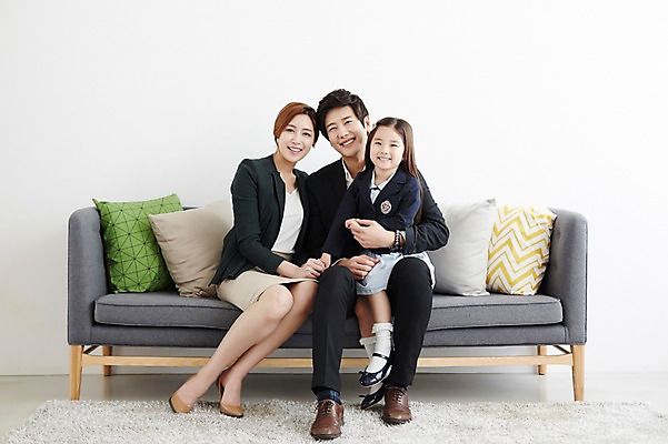 포토 JPG 스튜디오촬영 전신 라이프스타일 여자 남자 딸 교복 어린이 가족 모션 엄마 실내 미소 사람 앉기 동양인 정장 소녀 성인 앞모습 세명 30대 소파 다정 한국인 가족라이프 아빠 국내포토 옷 뷰포인트 컨셉 의자 관계 표정 인종 내부 생활 장년 파일형식