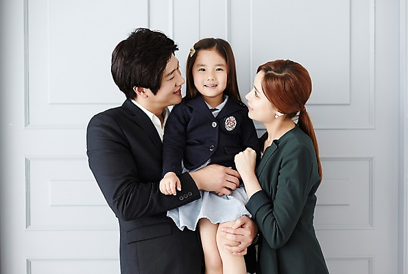 포토 JPG 스튜디오촬영 라이프스타일 여자 남자 딸 교복 어린이 가족 안기 모션 엄마 출입구 실내 서기 미소 사람 앉기 동양인 정장 소녀 상반신 성인 앞모습 세명 30대 문 다정 한국인 가족라이프 아빠 외출 국내포토 옷 뷰포인트 컨셉 관계 표정 인종 내부 생활 장년 파일형식