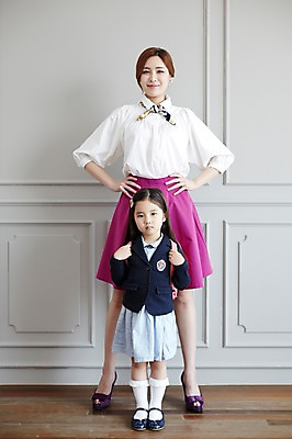 포토 JPG 스튜디오촬영 전신 라이프스타일 여자 딸 교복 어린이 허리손 가족 모션 모녀 엄마 실내 서기 미소 사람 동양인 정장 소녀 성인 두명 앞모습 30대 한국인 가족라이프 여자만 국내포토 옷 뷰포인트 포즈 관계 표정 인종 내부 생활 장년 파일형식
