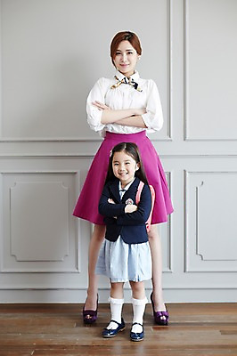 포토 JPG 스튜디오촬영 전신 라이프스타일 여자 딸 교복 어린이 가족 모션 모녀 엄마 실내 서기 미소 사람 동양인 정장 소녀 성인 두명 앞모습 30대 팔짱 한국인 가족라이프 여자만 국내포토 옷 뷰포인트 관계 표정 인종 내부 생활 장년 파일형식