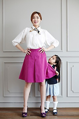 포토 JPG 스튜디오촬영 전신 라이프스타일 여자 딸 교복 어린이 허리손 가족 모션 모녀 엄마 실내 서기 미소 사람 동양인 정장 소녀 성인 두명 앞모습 30대 치마 한국인 가족라이프 여자만 국내포토 옷 뷰포인트 포즈 관계 하의 표정 인종 내부 생활 장년 파일형식