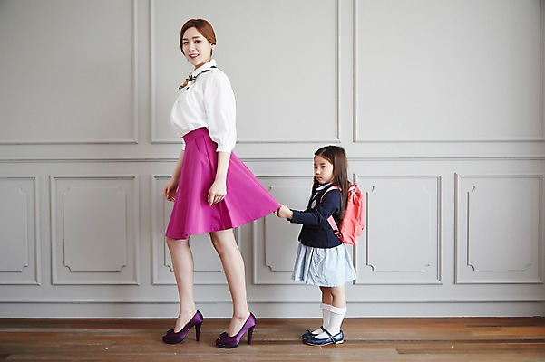 포토 JPG 스튜디오촬영 전신 라이프스타일 여자 딸 교복 어린이 가방 가족 모션 모녀 엄마 실내 서기 사람 동양인 정장 소녀 성인 두명 옆모습 30대 치마 한국인 잡기 가족라이프 여자만 국내포토 잡화 옷 뷰포인트 관계 하의 인종 내부 생활 장년 파일형식