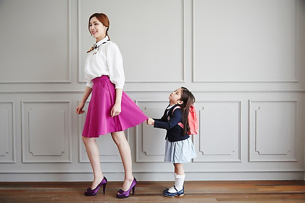 포토 JPG 스튜디오촬영 전신 라이프스타일 여자 딸 교복 어린이 가족 모션 모녀 엄마 실내 서기 사람 동양인 정장 소녀 성인 두명 옆모습 30대 한국인 가족라이프 여자만 국내포토 옷 뷰포인트 관계 인종 내부 생활 장년 파일형식