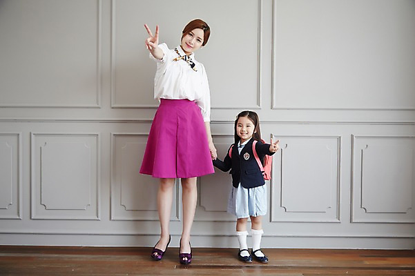 포토 JPG 스튜디오촬영 전신 라이프스타일 여자 딸 교복 어린이 가족 모션 모녀 엄마 실내 서기 미소 사람 동양인 정장 손짓 소녀 성인 두명 앞모습 30대 한국인 가족라이프 브이 여자만 국내포토 옷 뷰포인트 관계 표정 인종 내부 생활 장년 파일형식