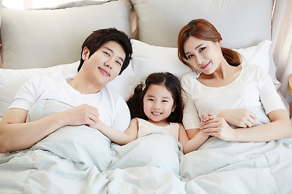 포토 JPG 스튜디오촬영 라이프스타일 여자 남자 딸 행복 어린이 가족 모션 엄마 휴식 함께함 실내 미소 사람 동양인 소녀 상반신 성인 앞모습 세명 30대 눕기 손잡기 화목 침실 한국인 침대 가족라이프 아빠 국내포토 감정 뷰포인트 가구 컨셉 관계 표정 인종 내부 생활 장년 파일형식