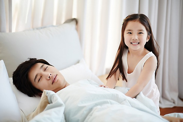 포토 JPG 스튜디오촬영 라이프스타일 여자 남자 딸 행복 어린이 가족 모션 함께함 실내 미소 사람 앉기 동양인 소녀 상반신 성인 두명 30대 눕기 화목 침실 한국인 침대 잠 가족라이프 아빠 부녀 깨우기 국내포토 감정 가구 컨셉 관계 표정 인종 내부 생활 장년 파일형식