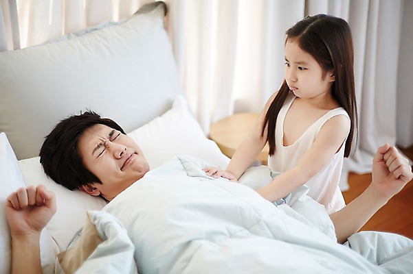 포토 JPG 스튜디오촬영 라이프스타일 여자 남자 딸 행복 어린이 가족 모션 함께함 실내 미소 사람 동양인 손짓 소녀 상반신 성인 두명 앞모습 30대 눕기 화목 침실 한국인 침대 잠 가족라이프 아빠 부녀 깨우기 국내포토 감정 뷰포인트 가구 컨셉 관계 표정 인종 내부 생활 장년 파일형식