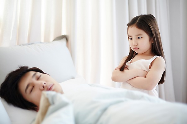 포토 JPG 스튜디오촬영 라이프스타일 여자 남자 딸 행복 어린이 가족 모션 함께함 실내 사람 앉기 동양인 소녀 상반신 성인 두명 옆모습 30대 눕기 팔짱 화목 침실 한국인 침대 잠 가족라이프 아빠 부녀 깨우기 국내포토 감정 뷰포인트 가구 컨셉 관계 인종 내부 생활 장년 파일형식