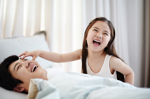 포토 JPG 스튜디오촬영 라이프스타일 여자 남자 딸 행복 어린이 장난 가족 모션 함께함 실내 미소 사람 앉기 동양인 소녀 상반신 성인 두명 앞모습 30대 눕기 화목 침실 한국인 침대 잠 가족라이프 아빠 부녀 깨우기 국내포토 감정 뷰포인트 가구 컨셉 관계 표정 인종 내부 생활 장년 파일형식