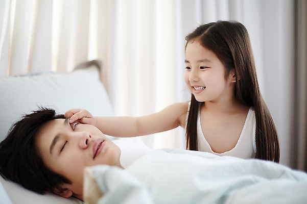 포토 JPG 스튜디오촬영 라이프스타일 여자 남자 딸 행복 어린이 장난 가족 모션 함께함 실내 미소 사람 앉기 동양인 손짓 소녀 상반신 성인 두명 30대 눕기 화목 침실 한국인 침대 잠 가족라이프 아빠 부녀 깨우기 국내포토 감정 가구 컨셉 관계 표정 인종 내부 생활 장년 파일형식