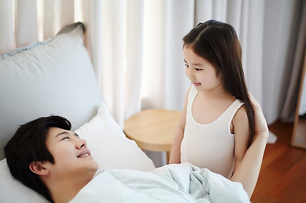 포토 JPG 스튜디오촬영 라이프스타일 여자 남자 딸 행복 의자 장난 가족 모션 함께함 실내 서기 미소 사람 동양인 상반신 성인 두명 30대 눕기 화목 침실 한국인 침대 잠 가족라이프 아빠 장년만 성인만 부녀 깨우기 국내포토 감정 가구 컨셉 관계 표정 인종 내부 생활 장년 파일형식