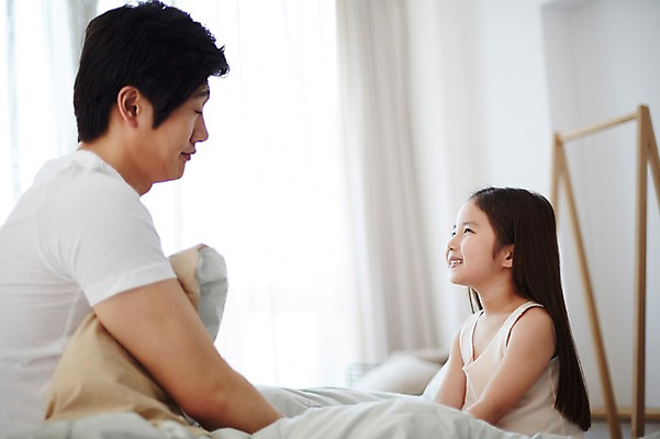 포토 JPG 스튜디오촬영 라이프스타일 여자 남자 딸 행복 어린이 가족 모션 함께함 실내 미소 사람 앉기 동양인 소녀 상반신 성인 두명 옆모습 30대 마주보기 화목 침실 한국인 침대 가족라이프 아빠 부녀 깨우기 국내포토 감정 뷰포인트 가구 컨셉 관계 표정 인종 내부 생활 장년 파일형식