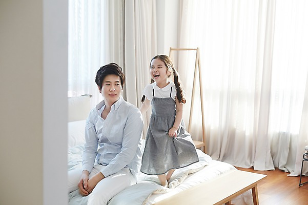 포토 JPG 스튜디오촬영 전신 라이프스타일 여자 남자 딸 행복 어린이 장난 가족 모션 놀이 함께함 실내 사람 앉기 동양인 소녀 상반신 성인 두명 앞모습 30대 달리기 화목 침실 한국인 침대 가족라이프 아빠 부녀 국내포토 감정 뷰포인트 가구 컨셉 관계 인종 내부 생활 장년 파일형식