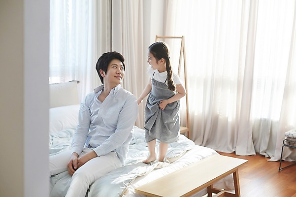 포토 JPG 스튜디오촬영 전신 라이프스타일 여자 남자 딸 행복 어린이 장난 가족 모션 놀이 함께함 실내 미소 사람 앉기 동양인 소녀 상반신 성인 두명 30대 달리기 마주보기 화목 침실 한국인 침대 가족라이프 아빠 부녀 국내포토 감정 가구 컨셉 관계 표정 인종 내부 생활 장년 파일형식