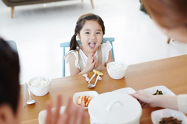 포토 JPG 스튜디오촬영 라이프스타일 여자 남자 딸 행복 어린이 음식 거실 가족 모션 식탁 밥 엄마 함께함 실내 미소 사람 앉기 동양인 손짓 소녀 상반신 성인 세명 30대 식사 화목 한국인 가족라이프 아빠 박수 국내포토 감정 컨셉 관계 탁자 표정 인종 내부 생활 장년 파일형식