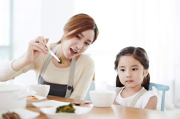 포토 JPG 스튜디오촬영 라이프스타일 여자 딸 행복 어린이 음식 의자 젓가락 가족 모션 식탁 모녀 엄마 함께함 실내 미소 들기 사람 앉기 동양인 소녀 상반신 성인 두명 30대 식사 화목 한국인 가족라이프 먹여주기 편식 여자만 국내포토 감정 가구 컨셉 관계 탁자 수저 표정 인종 내부 생활 장년 먹기 식생활 파일형식