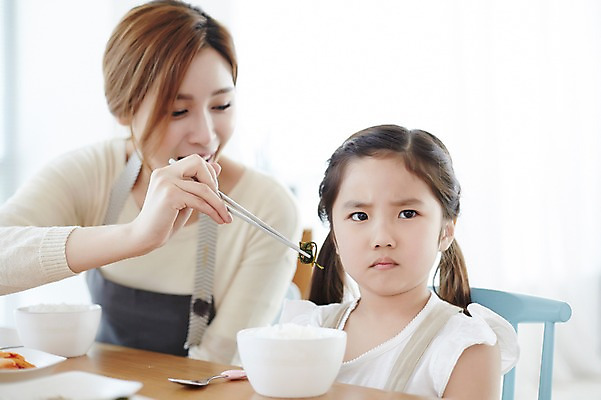 포토 JPG 스튜디오촬영 라이프스타일 여자 딸 행복 어린이 음식 거실 젓가락 가족 모션 식탁 모녀 엄마 함께함 실내 들기 사람 앉기 동양인 소녀 상반신 성인 두명 30대 식사 화목 한국인 가족라이프 찡그림 먹여주기 편식 여자만 국내포토 감정 컨셉 관계 탁자 수저 표정 인종 내부 생활 장년 먹기 식생활 파일형식