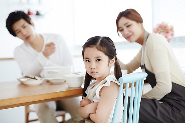 포토 JPG 스튜디오촬영 라이프스타일 여자 남자 딸 행복 어린이 음식 거실 의자 가족 모션 식탁 엄마 함께함 실내 미소 사람 앉기 동양인 소녀 상반신 성인 앞모습 옆모습 세명 30대 팔짱 식사 화목 한국인 가족라이프 아빠 편식 국내포토 감정 뷰포인트 가구 컨셉 관계 탁자 표정 인종 내부 생활 장년 식생활 파일형식