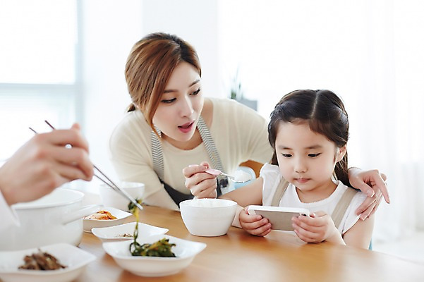 포토 JPG 스튜디오촬영 라이프스타일 여자 딸 행복 어린이 음식 젓가락 가족 모션 식탁 모녀 엄마 함께함 실내 들기 사람 앉기 동양인 소녀 상반신 성인 세명 30대 스마트폰 식사 화목 한국인 가족라이프 딴짓 여자만 국내포토 감정 컨셉 관계 탁자 수저 인종 내부 생활 장년 핸드폰 스마트기기 파일형식