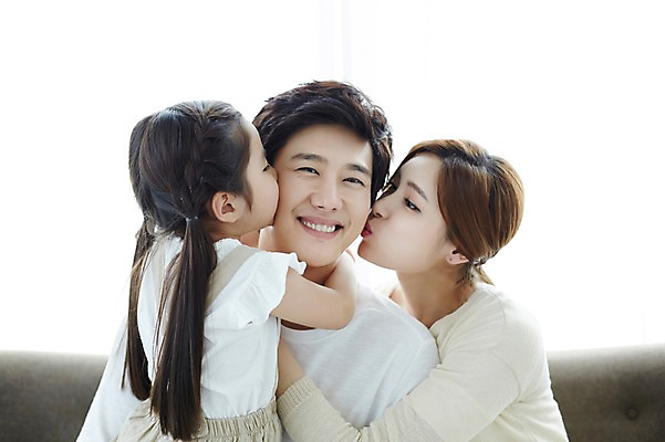 포토 JPG 스튜디오촬영 라이프스타일 여자 남자 딸 행복 어린이 가족 모션 엄마 키스 함께함 실내 미소 사람 앉기 동양인 소녀 상반신 성인 앞모습 옆모습 세명 30대 소파 화목 한국인 가족라이프 아빠 국내포토 감정 뷰포인트 컨셉 의자 관계 표정 인종 내부 생활 장년 애정표현 파일형식