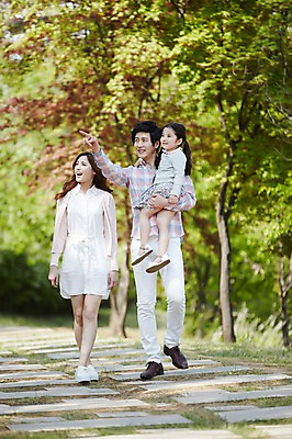 포토 JPG 주간 전신 나무 식물 라이프스타일 응시 공원 여자 남자 딸 행복 어린이 가족 안기 모션 엄마 함께함 미소 사람 동양인 손짓 소녀 성인 야외 앞모습 세명 30대 소풍 걷기 화목 산책 한국인 가리킴 가족라이프 아빠 국내포토 자연요소 시선 공공시설 감정 뷰포인트 컨셉 관계 휴식 표정 인종 생활 장년 야외활동 파일형식 시설