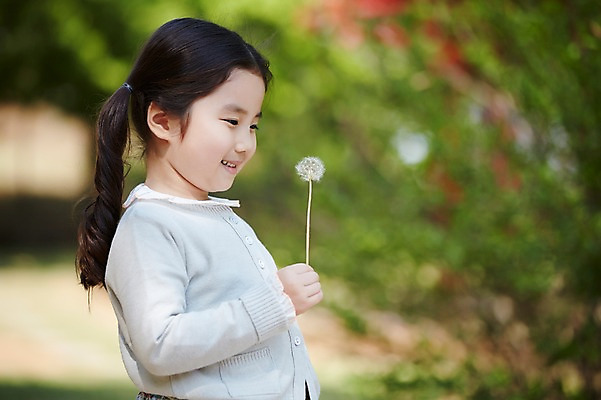 포토 JPG 주간 식물 라이프스타일 공원 여자 꽃 어린이라이프 어린이 모션 한명 서기 미소 들기 사람 동양인 소녀 상반신 야외 옆모습 소풍 산책 한국인 민들레 여자만 여자한명만 어린이만 소녀만 소녀한명만 국내포토 자연요소 1 공공시설 뷰포인트 휴식 표정 인종 생활 야외활동 파일형식