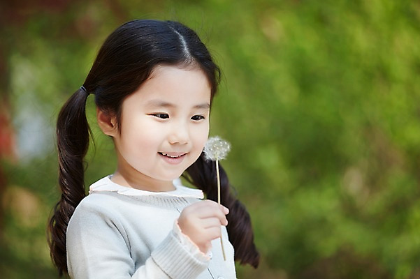 포토 JPG 주간 식물 라이프스타일 응시 공원 여자 꽃 어린이라이프 어린이 모션 한명 서기 미소 들기 사람 동양인 소녀 상반신 야외 앞모습 소풍 산책 한국인 민들레 여자만 여자한명만 어린이만 소녀만 소녀한명만 국내포토 자연요소 1 시선 공공시설 뷰포인트 휴식 표정 인종 생활 야외활동 파일형식