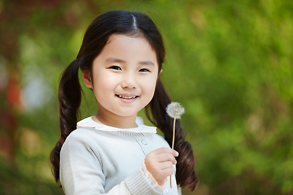 포토 JPG 주간 식물 라이프스타일 공원 여자 꽃 어린이라이프 어린이 모션 한명 서기 미소 들기 사람 동양인 소녀 상반신 야외 앞모습 소풍 산책 한국인 민들레 여자만 여자한명만 어린이만 소녀만 소녀한명만 국내포토 자연요소 1 공공시설 뷰포인트 휴식 표정 인종 생활 야외활동 파일형식