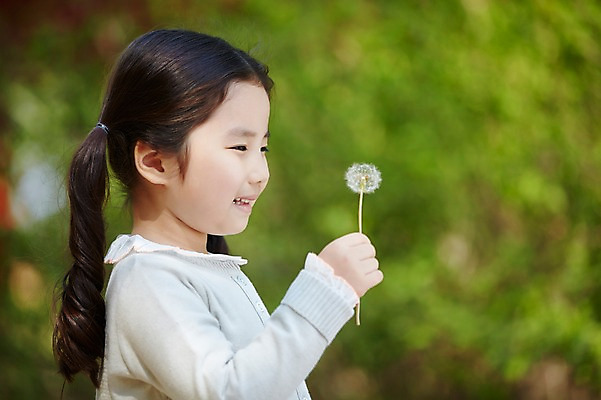 포토 JPG 주간 식물 라이프스타일 응시 공원 여자 꽃 어린이라이프 어린이 모션 한명 서기 미소 들기 사람 동양인 소녀 상반신 야외 옆모습 소풍 산책 한국인 민들레 여자만 여자한명만 어린이만 소녀만 소녀한명만 국내포토 자연요소 1 시선 공공시설 뷰포인트 휴식 표정 인종 생활 야외활동 파일형식