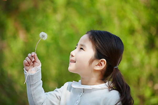 포토 JPG 주간 식물 라이프스타일 응시 공원 여자 꽃 어린이라이프 어린이 모션 한명 서기 들기 사람 동양인 소녀 상반신 야외 소풍 산책 한국인 민들레 여자만 여자한명만 어린이만 소녀만 소녀한명만 국내포토 자연요소 1 시선 공공시설 휴식 인종 생활 야외활동 파일형식