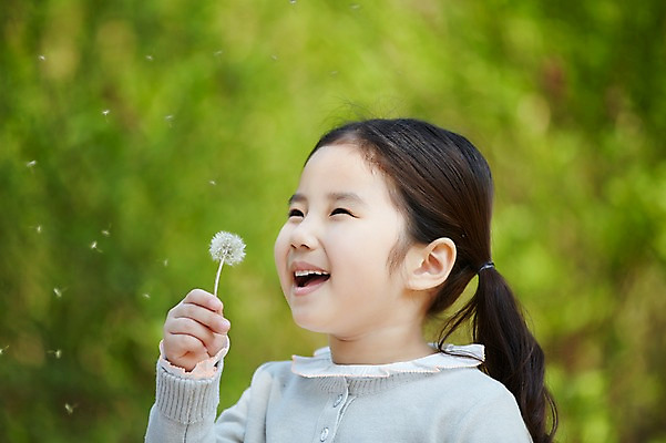 포토 JPG 주간 식물 라이프스타일 공원 여자 꽃 어린이라이프 어린이 모션 한명 서기 미소 들기 사람 동양인 소녀 상반신 야외 옆모습 소풍 산책 한국인 민들레 불기 여자만 여자한명만 어린이만 소녀만 소녀한명만 국내포토 자연요소 1 공공시설 뷰포인트 휴식 표정 인종 생활 야외활동 파일형식