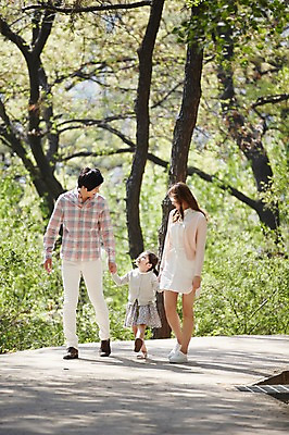 포토 JPG 주간 전신 나무 식물 라이프스타일 공원 여자 남자 딸 행복 어린이 가족 모션 엄마 함께함 사람 동양인 소녀 성인 야외 앞모습 세명 30대 소풍 걷기 손잡기 화목 산책 한국인 가족라이프 아빠 국내포토 자연요소 공공시설 감정 뷰포인트 컨셉 관계 휴식 인종 생활 장년 야외활동 파일형식