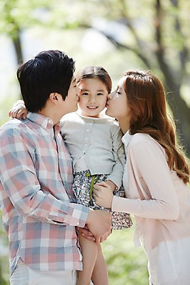 포토 JPG 주간 라이프스타일 공원 여자 남자 딸 행복 어린이 가족 안기 모션 엄마 키스 함께함 서기 미소 사람 동양인 소녀 상반신 성인 야외 앞모습 옆모습 세명 30대 소풍 손잡기 화목 산책 한국인 가족라이프 아빠 국내포토 자연요소 공공시설 감정 뷰포인트 컨셉 관계 휴식 표정 인종 생활 장년 야외활동 애정표현 파일형식