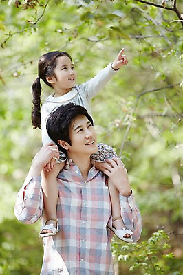 포토 JPG 주간 나무 식물 라이프스타일 공원 여자 남자 딸 행복 어린이 가족 모션 함께함 서기 미소 사람 동양인 손짓 소녀 상반신 성인 야외 두명 30대 소풍 화목 산책 한국인 가리킴 가족라이프 목말 아빠 승차 부녀 국내포토 자연요소 공공시설 감정 컨셉 관계 휴식 표정 인종 생활 장년 야외활동 파일형식